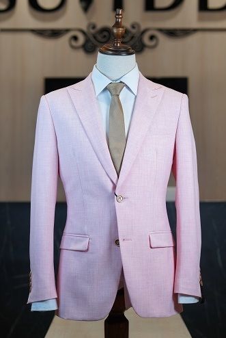  Pink Color Jacket and Pants เลือกสูทสีชมพูทั้งที ต้องให้เด่นและไม่ซ้ำใคร ร้านสูทดีดี เน้นใช้ผ้าWool และเล่นลายเล็กน้อยบนเนื้อผ้า ทำให้คุณผู้ชายใส่ออกมาดูหรู ไม่ซ้ำใคร
