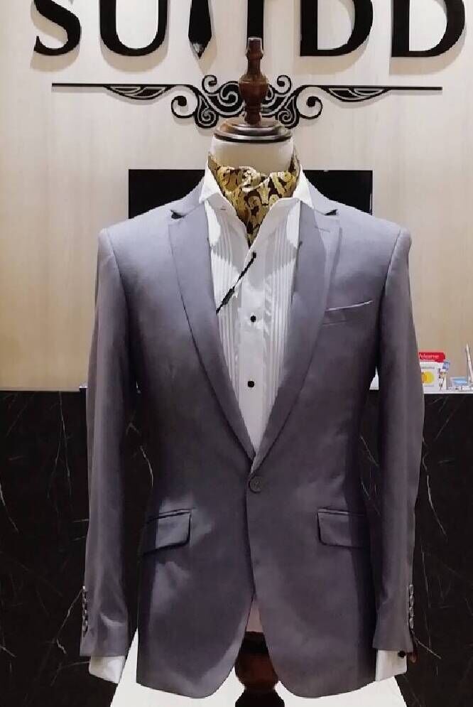 สูทสีเทา Grey Suit เป็นสูทสียอดฮิตในหมู่งานแต่งงาน หนุ่มๆหลายคนนิยมสูทสีเทาอ่อนเป็นสูทงานแต่ง สูทเจ้าบ่าว สูทเพื่อนเจ้าบ่าว เนื่องจากเป็นสีมาตรฐาน เป็นสูทสีที่ใส่แล้วดูดี เนี๊ยบ และดูหนักแน่น ด้วยคัตต
