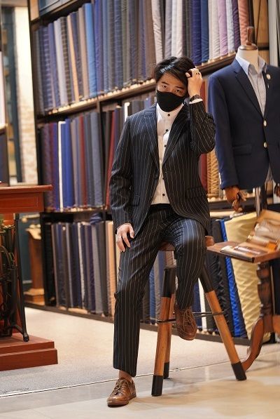 ชุดสูทลายทางทรงสวยของร้านสูทดีดี ออกแบบทรงสลิมกำลังดี(Slimfit Suit) สูทเข้ารูป ดูแล้วเหมือนสูทตัด ใช้ผ้าวูลอย่างดีและซับในครึ่งตัวแบบญี่ปุ่น(Half Lining Suit) กางเกงสูททรงกระบอกเล็ก ไม่ใหญ่ 