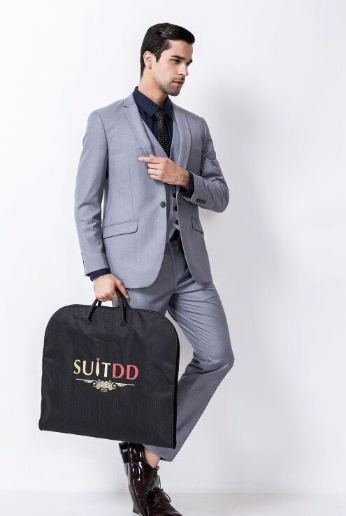 สูทสีเทา Grey Suit ร้านSUIT DD เป็นสูทสียอดฮิตในหมู่งานแต่งงาน หนุ่มๆหลายคนนิยมสูทสีเทาอ่อนเป็นสูทงานแต่ง สูทเจ้าบ่าว สูทเพื่อนเจ้าบ่าว เนื่องจากเป็นสูทสีที่ใส่แล้วดูดี เนี๊ยบ และดูสุภาพ